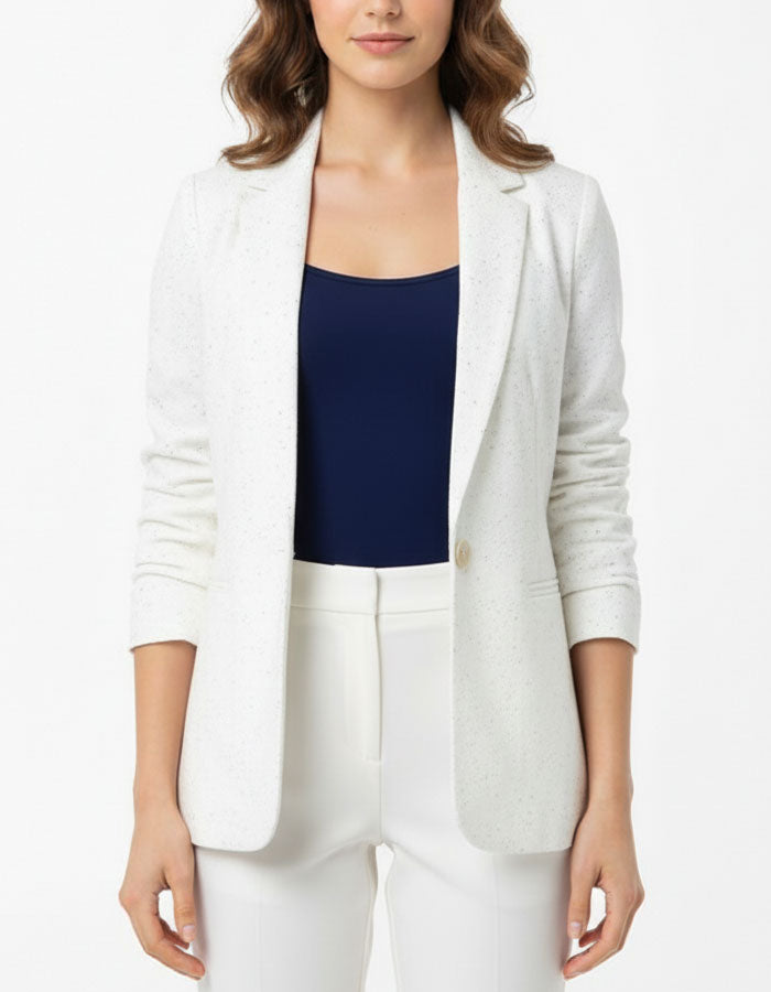 Удобното, топло и практично боди, което комфортно покрива слабата зона на кръста е наша задължителна добавка през по-студените дни. То може да се носи както самостоятелно, така и под сако или жилетка.&nbsp;
Усетете приятното чувство при допира на естествените материи.
Ние използваме само на-висок клас памучно трико, което се е доказало отлично в годините.
Произведено от нас с внимание към детайлите.
Отлично качество
Състав: 90% памук и 10% еластан