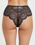 Представяме ви нашата луксозна бразилиана, създадена, за да съчетае елегантност, комфорт и внимание към детайла. Този изискан модел е изработен от висококачествен микрофибър, който нежно прилепва по тялото, осигурявайки ненадминато удобство през целия ден. Задната част е декорирана с фина дантела, която придава чувствено излъчване и прави модела истинско произведение на изкуството.

Защо да изберете тази бразилиана?

Без ластици в долната част – това осигурява гладък силует и предотвратява нежелани следи въ