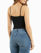 Удобното, топло и практично боди, което комфортно покрива слабата зона на кръста е наша задължителна добавка през по-студените дни. То може да се носи както самостоятелно, така и под сако или жилетка. Стилният черен цвят с красивият прибран ефект в панталон или дънки, създава една перфектна комбинация за красива визия.
Усетете приятното чувство при допира на естествените материи.
Ние използваме само на-висок клас памучно трико, което се е доказало отлично в годините.
Произведено от нас с внимание към детайл