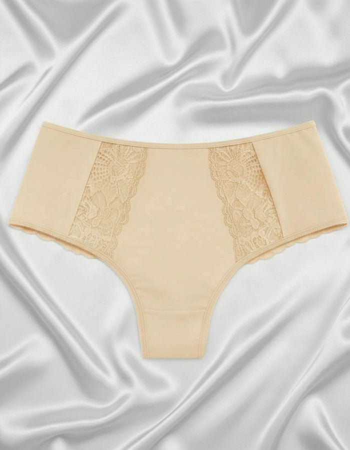 &nbsp; &nbsp;Тази луксозна бразилиана тип боксер с висока талия е създадена от висококачествен микрофибър и фина дантела, за да предложи не просто удобство, а изживяване.
Със своята висока талия, този модел не пристяга, не притиска, а прегръща меко коремната зона, осигурявайки усещане за лекота, мекота и свобода през целия ден. Перфектна за панталони или дънки с висока талия, тя оформя силуета нежно, без да се впива.&nbsp;Почувствай разликата между обикновено бельо и истинска грижа за себе си.
Изключително 