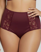 &nbsp; &nbsp;Тази луксозна бразилиана тип боксер с висока талия е създадена от висококачествен микрофибър и фина дантела, за да предложи не просто удобство, а изживяване.
Със своята висока талия, този модел не пристяга, не притиска, а прегръща меко коремната зона, осигурявайки усещане за лекота, мекота и свобода през целия ден. Перфектна за панталони или дънки с висока талия, тя оформя силуета нежно, без да се впива.&nbsp;Почувствай разликата между обикновено бельо и истинска грижа за себе си.
Изключително 