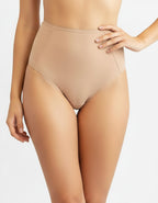 Защо Марина?
По нейно желание ние създадохме артикул с много преимущества.

Това не е просто Бразилиана, а комфорт, стил и визия.
Марина прочете мислите ни за създаването на този модел Бразилиана и той се случи буквално за ден.

Тя е с висока талия, която ще покрие цялата коремна зона, ще заглади палсаките и ще оформи цялостната визия.

Изработва се само от стягаща фина материя, която не запарва, няма никакви ластици по крачолната обиколка, освен на талията, за да е стабилна.


В зоната на хигиенното парче 