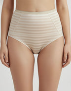 Защо Марина?
По нейно желание ние създадохме артикул с много преимущества.


Това не е просто Бразилиана, а комфорт, стил и визия.
Марина прочете мислите ни за създаването на този модел Бразилиана и той се случи буквално за ден.

Тя е с висока талия, която ще покрие цялата коремна зона, ще заглади палсаките и ще оформи цялостната визия.

Изработва се само от стягаща фина материя, която не запарва, няма никакви ластици по крачолната обиколка, освен на талията, за да е стабилна.


В зоната на хигиенното парче