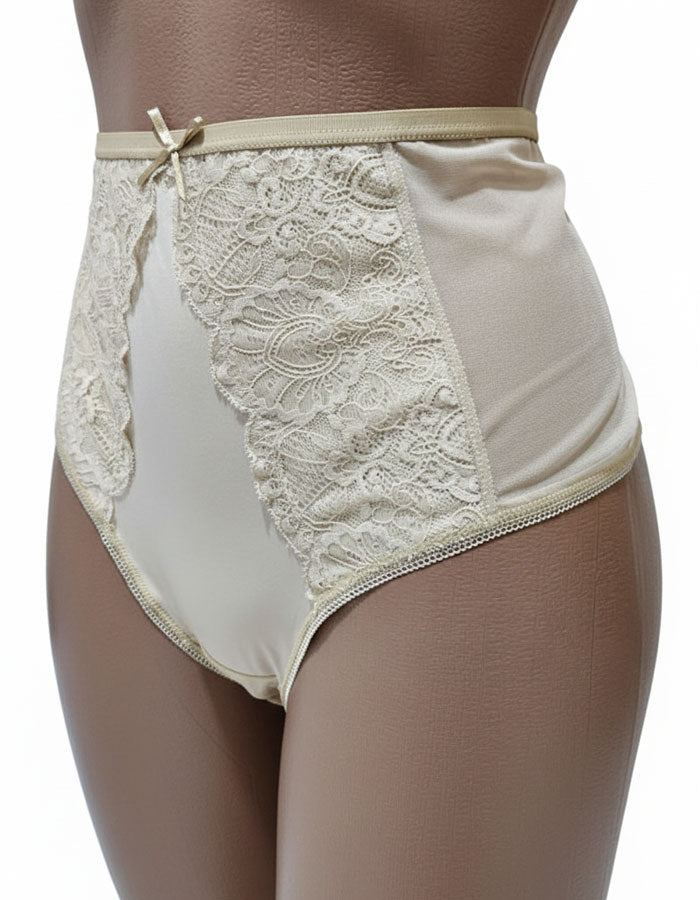Луксозна, красива и удобна бразилиана от микрофибър, дантела и тюл. Дантелата отпред е положена върху бежовия микрофибър и придава загадъчна визия. Бразилианата е идеалният ви избор за вашия панталон или дънки с висока талия, за да е завършена пълната ви визия.
Моделът е вдъхновен от идеята при съчетание на удобство и секси излъчване.
Женствените комбинации от класически и винаги актуални цветове правят модела привлекателен и неустоим.
Моделът е с висока талия и секси визия.
Дизайнът на дантелата може да е 