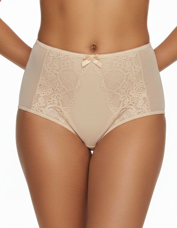 Луксозна, красива и удобна бразилиана от микрофибър, дантела и тюл. Дантелата отпред е положена върху бежовия микрофибър и придава загадъчна визия. Бразилианата е идеалният ви избор за вашия панталон или дънки с висока талия, за да е завършена пълната ви визия.
Моделът е вдъхновен от идеята при съчетание на удобство и секси излъчване.
Женствените комбинации от класически и винаги актуални цветове правят модела привлекателен и неустоим.
Моделът е с висока талия и секси визия.
Дизайнът на дантелата може да е 