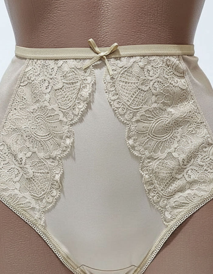 Луксозна, красива и удобна бразилиана от микрофибър, дантела и тюл. Дантелата отпред е положена върху бежовия микрофибър и придава загадъчна визия. Бразилианата е идеалният ви избор за вашия панталон или дънки с висока талия, за да е завършена пълната ви визия.
Моделът е вдъхновен от идеята при съчетание на удобство и секси излъчване.
Женствените комбинации от класически и винаги актуални цветове правят модела привлекателен и неустоим.
Моделът е с висока талия и секси визия.
Дизайнът на дантелата може да е 