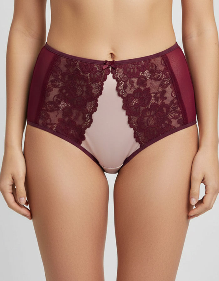 Луксозна, красива и удобна бразилиана от микрофибър, дантела и тюл. Дантелата отпред е положена върху бежовия микрофибър и придава загадъчна визия. Бразилианата е идеалния ви избор за вашия панталон или дънки с висока талия, за да е завършена цялостната ви визия.
Моделът е вдъхновен от идеята при съчетание на удобство и секси излъчване.
Женствените комбинации от класически и винаги актуални цветове прави моделът привлекателен и неустоим.
Моделът е с висока талия и секси визия.
Дизайнът на дантелата може да 