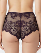 Луксозна, красива и удобна бразилиана от микрофибър, дантела и тюл. Дантелата отпред е положена върху бежовия микрофибър и придава загадъчна визия. Бразилианата е идеалния ви избор за вашия панталон или дънки с висока талия, за да е завършена цялостната ви визия.
Моделът е вдъхновен от идеята при съчетание на удобство и секси излъчване.
Женствените комбинации от класически и винаги актуални цветове прави моделът привлекателен и неустоим.
Моделът е с висока талия и секси визия.
Дизайнът на дантелата може да 