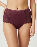 Чувствайте се красива, уверена и обгърната в мекота с тази елегантна дамска бикина от микрофибър и Дантела. Моделът съчетава лукс и комфорт – предната част е от фино гладък микрофибър, който не се очертава под дрехите, а гърбът е изработен от нежна Дантела, която придава изключителна женственост и чувствена визия.

Благодарение на еластичността и прецизната кройка, бикината прилепва перфектно по тялото, без да стяга или да оставя следи. Идеална е за носене както в ежедневието, така и под фини или прилепнали