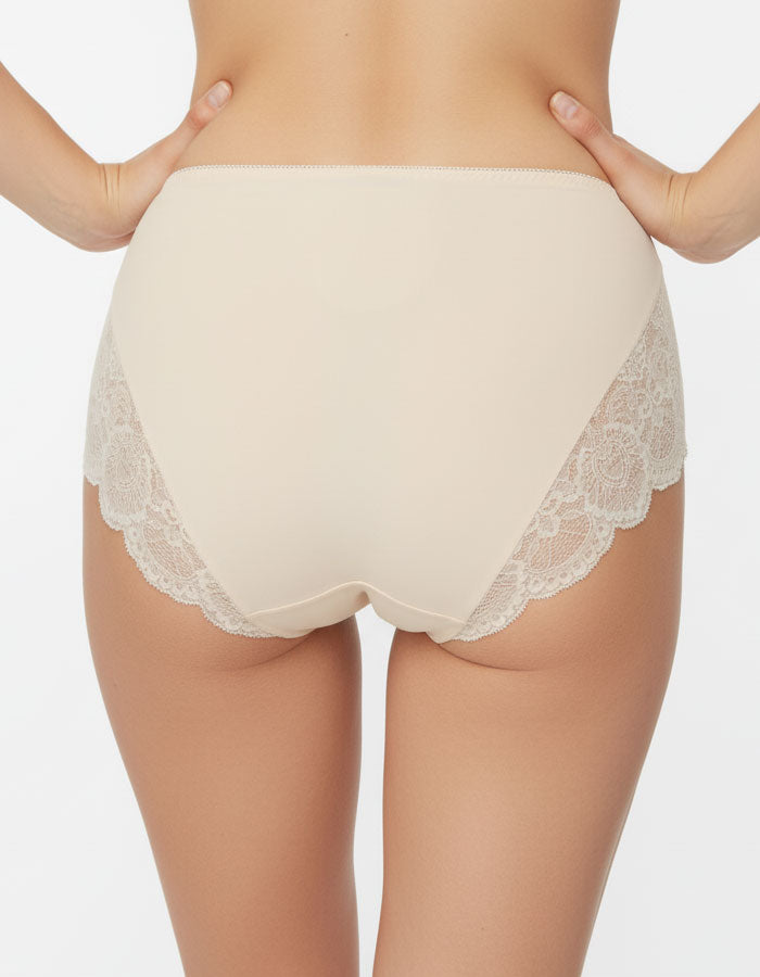 Почувствай се красива, уверена и обгърната в мекота с тази елегантна дамска бикина от микрофибър и дантела. Моделът съчетава лукс и комфорт – предната част е от фино гладък микрофибър, който не се очертава под дрехите, а гърбът е изработен от нежна дантела, която придава изключителна женственост и чувствена визия.

Благодарение на еластичността и прецизната кройка, бикината прилепва перфектно по тялото, без да стяга или да оставя следи. Идеална е за носене както в ежедневието, така и под фини или прилепнали