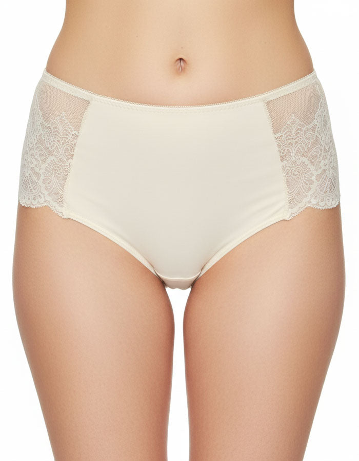 Почувствай се красива, уверена и обгърната в мекота с тази елегантна дамска бикина от микрофибър и дантела. Моделът съчетава лукс и комфорт – предната част е от фино гладък микрофибър, който не се очертава под дрехите, а гърбът е изработен от нежна дантела, която придава изключителна женственост и чувствена визия.

Благодарение на еластичността и прецизната кройка, бикината прилепва перфектно по тялото, без да стяга или да оставя следи. Идеална е за носене както в ежедневието, така и под фини или прилепнали