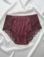 Чувствайте се красива, уверена и обгърната в мекота с тази елегантна дамска бикина от микрофибър и Дантела. Моделът съчетава лукс и комфорт – предната част е от фино гладък микрофибър, който не се очертава под дрехите, а гърбът е изработен от нежна Дантела, която придава изключителна женственост и чувствена визия.

Благодарение на еластичността и прецизната кройка, бикината прилепва перфектно по тялото, без да стяга или да оставя следи. Идеална е за носене както в ежедневието, така и под фини или прилепнали