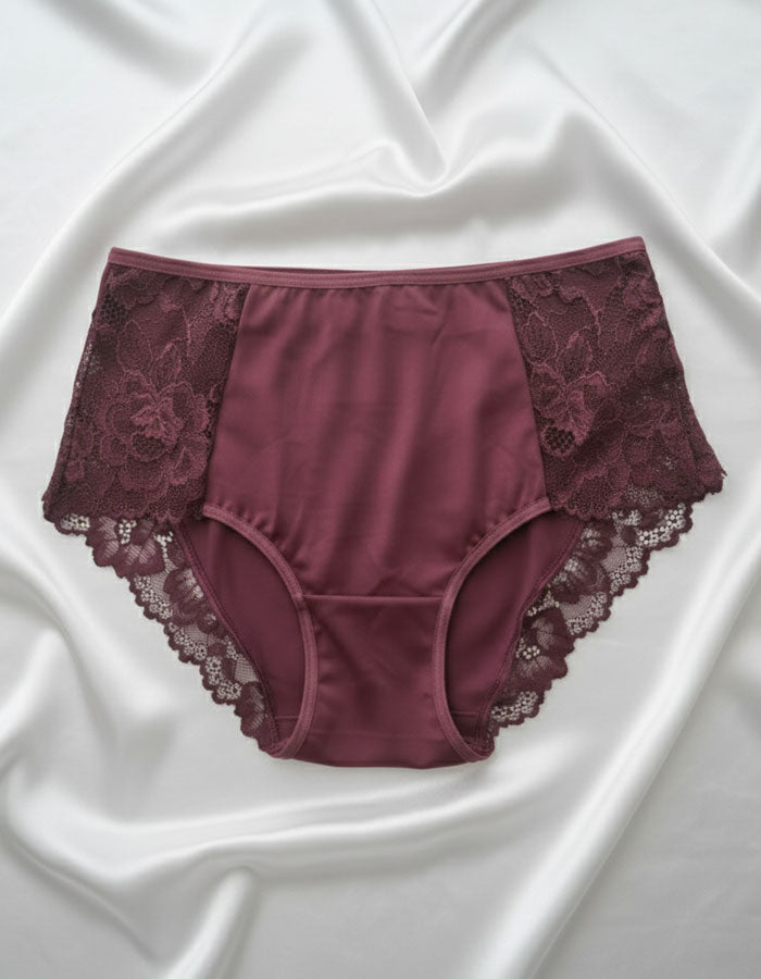 Чувствайте се красива, уверена и обгърната в мекота с тази елегантна дамска бикина от микрофибър и Дантела. Моделът съчетава лукс и комфорт – предната част е от фино гладък микрофибър, който не се очертава под дрехите, а гърбът е изработен от нежна Дантела, която придава изключителна женственост и чувствена визия.

Благодарение на еластичността и прецизната кройка, бикината прилепва перфектно по тялото, без да стяга или да оставя следи. Идеална е за носене както в ежедневието, така и под фини или прилепнали