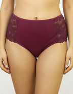 Чувствайте се красива, уверена и обгърната в мекота с тази елегантна дамска бикина от микрофибър и Дантела. Моделът съчетава лукс и комфорт – предната част е от фино гладък микрофибър, който не се очертава под дрехите, а гърбът е изработен от нежна Дантела, която придава изключителна женственост и чувствена визия.

Благодарение на еластичността и прецизната кройка, бикината прилепва перфектно по тялото, без да стяга или да оставя следи. Идеална е за носене както в ежедневието, така и под фини или прилепнали