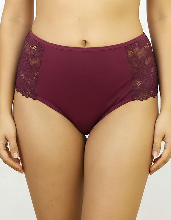 Чувствайте се красива, уверена и обгърната в мекота с тази елегантна дамска бикина от микрофибър и Дантела. Моделът съчетава лукс и комфорт – предната част е от фино гладък микрофибър, който не се очертава под дрехите, а гърбът е изработен от нежна Дантела, която придава изключителна женственост и чувствена визия.

Благодарение на еластичността и прецизната кройка, бикината прилепва перфектно по тялото, без да стяга или да оставя следи. Идеална е за носене както в ежедневието, така и под фини или прилепнали