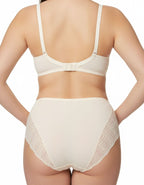 Чувствайте се красива, уверена и обгърната в мекота с тази елегантна дамска бикина от микрофибър и Дантела. Моделът съчетава лукс и комфорт – предната част е от фино гладък микрофибър, който не се очертава под дрехите, а гърбът е изработен от нежна Дантела, която придава изключителна женственост и чувствена визия.

Благодарение на еластичността и прецизната кройка, бикината прилепва перфектно по тялото, без да стяга или да оставя следи. Идеална е за носене както в ежедневието, така и под фини или прилепнали