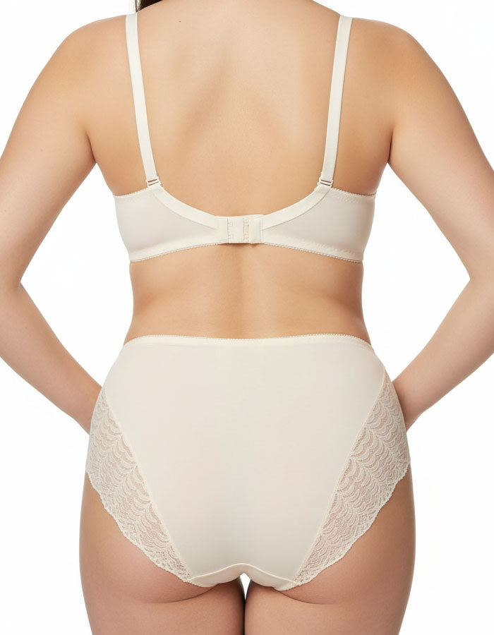 Чувствайте се красива, уверена и обгърната в мекота с тази елегантна дамска бикина от микрофибър и Дантела. Моделът съчетава лукс и комфорт – предната част е от фино гладък микрофибър, който не се очертава под дрехите, а гърбът е изработен от нежна Дантела, която придава изключителна женственост и чувствена визия.

Благодарение на еластичността и прецизната кройка, бикината прилепва перфектно по тялото, без да стяга или да оставя следи. Идеална е за носене както в ежедневието, така и под фини или прилепнали