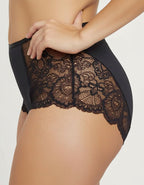 Почувствай се красива, уверена и обгърната в мекота с тази елегантна дамска бикина от микрофибър и дантела. Моделът съчетава лукс и комфорт – предната част е от фино гладък микрофибър, който не се очертава под дрехите, а гърбът е изработен от нежна дантела, която придава изключителна женственост и чувствена визия.

Благодарение на еластичността и прецизната кройка, бикината прилепва перфектно по тялото, без да стяга или да оставя следи. Идеална е за носене както в ежедневието, така и под фини или прилепнали