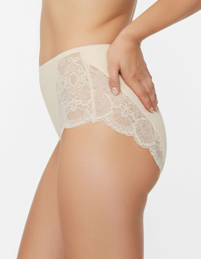Почувствай се красива, уверена и обгърната в мекота с тази елегантна дамска бикина от микрофибър и дантела. Моделът съчетава лукс и комфорт – предната част е от фино гладък микрофибър, който не се очертава под дрехите, а гърбът е изработен от нежна дантела, която придава изключителна женственост и чувствена визия.

Благодарение на еластичността и прецизната кройка, бикината прилепва перфектно по тялото, без да стяга или да оставя следи. Идеална е за носене както в ежедневието, така и под фини или прилепнали