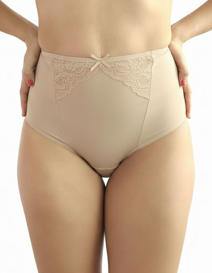 Стягащата бразилиана с висока талия е истинско бижу в света на луксозното бельо. Тя е с висока талия, което осигурява отлична подкрепа на фигурата и помага за оформянето на силуета. Изработена е изцяло от фина стягаща материя, която не запарва и осигурява комфорт през целия ден. Липсата на ластици, освен на талията, гарантира стабилност, без да създава усещане за стягане или дискомфорт.

В зоната на хигиенното парче шевовете са скрити, което не само придава елегантност, но и повишава удобството при носене. 