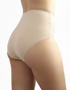 Стягащата бразилиана с висока талия е истинско бижу в света на луксозното бельо. Тя е с висока талия, което осигурява отлична подкрепа на фигурата и помага за оформянето на силуета. Изработена е изцяло от фина стягаща материя, която не запарва и осигурява комфорт през целия ден. Липсата на ластици, освен на талията, гарантира стабилност, без да създава усещане за стягане или дискомфорт.

В зоната на хигиенното парче шевовете са скрити, което не само придава елегантност, но и повишава удобството при носене. 