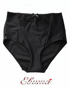 Стягащата бразилиана с висока талия е истинско бижу в света на луксозното бельо. Тя е с висока талия, което осигурява отлична подкрепа на фигурата и помага за оформянето на силуета. Изработена е изцяло от фина стягаща материя, която не запарва и осигурява комфорт през целия ден. Липсата на ластици, освен на талията, гарантира стабилност, без да създава усещане за стягане или дискомфорт.

В зоната на хигиенното парче шевовете са скрити, което не само придава елегантност, но и повишава удобството при носене. 