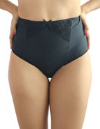 Стягащата бразилиана с висока талия е истинско бижу в света на луксозното бельо. Тя е с висока талия, което осигурява отлична подкрепа на фигурата и помага за оформянето на силуета. Изработена е изцяло от фина стягаща материя, която не запарва и осигурява комфорт през целия ден. Липсата на ластици, освен на талията, гарантира стабилност, без да създава усещане за стягане или дискомфорт.

В зоната на хигиенното парче шевовете са скрити, което не само придава елегантност, но и повишава удобството при носене. 