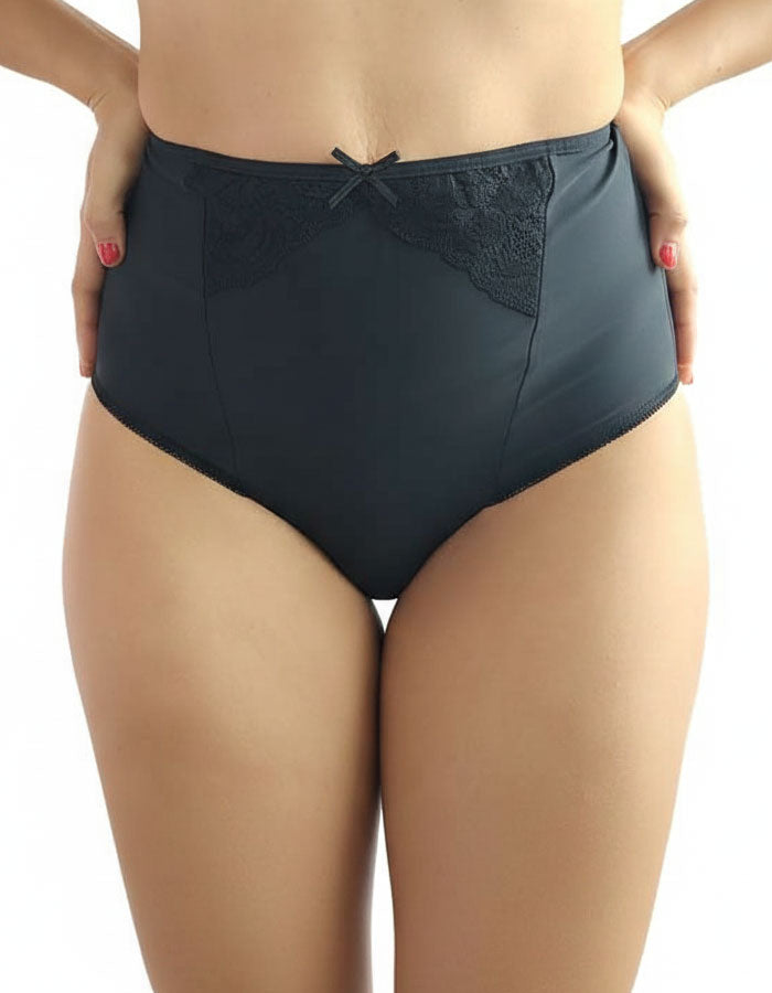 Стягащата бразилиана с висока талия е истинско бижу в света на луксозното бельо. Тя е с висока талия, което осигурява отлична подкрепа на фигурата и помага за оформянето на силуета. Изработена е изцяло от фина стягаща материя, която не запарва и осигурява комфорт през целия ден. Липсата на ластици, освен на талията, гарантира стабилност, без да създава усещане за стягане или дискомфорт.

В зоната на хигиенното парче шевовете са скрити, което не само придава елегантност, но и повишава удобството при носене. 