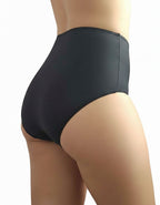 Стягащата бразилиана с висока талия е истинско бижу в света на луксозното бельо. Тя е с висока талия, което осигурява отлична подкрепа на фигурата и помага за оформянето на силуета. Изработена е изцяло от фина стягаща материя, която не запарва и осигурява комфорт през целия ден. Липсата на ластици, освен на талията, гарантира стабилност, без да създава усещане за стягане или дискомфорт.

В зоната на хигиенното парче шевовете са скрити, което не само придава елегантност, но и повишава удобството при носене. 