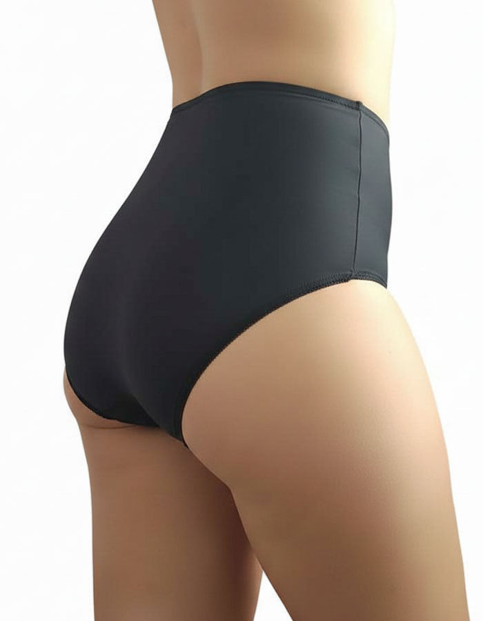 Стягащата бразилиана с висока талия е истинско бижу в света на луксозното бельо. Тя е с висока талия, което осигурява отлична подкрепа на фигурата и помага за оформянето на силуета. Изработена е изцяло от фина стягаща материя, която не запарва и осигурява комфорт през целия ден. Липсата на ластици, освен на талията, гарантира стабилност, без да създава усещане за стягане или дискомфорт.

В зоната на хигиенното парче шевовете са скрити, което не само придава елегантност, но и повишава удобството при носене. 