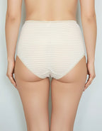 Стягащата бразилиана с висока талия е истинско бижу в света на луксозното бельо. Тя е с висока талия, което осигурява отлична подкрепа на фигурата и помага за оформянето на силуета. Изработена е изцяло от фина стягаща материя, която не запарва и осигурява комфорт през целия ден. Липсата на ластици, освен на талията, гарантира стабилност, без да създава усещане за стягане или дискомфорт.

В зоната на хигиенното парче шевовете са скрити, което не само придава елегантност, но и повишава удобството при носене. 