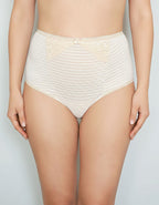 Стягащата бразилиана с висока талия е истинско бижу в света на луксозното бельо. Тя е с висока талия, което осигурява отлична подкрепа на фигурата и помага за оформянето на силуета. Изработена е изцяло от фина стягаща материя, която не запарва и осигурява комфорт през целия ден. Липсата на ластици, освен на талията, гарантира стабилност, без да създава усещане за стягане или дискомфорт.

В зоната на хигиенното парче шевовете са скрити, което не само придава елегантност, но и повишава удобството при носене. 