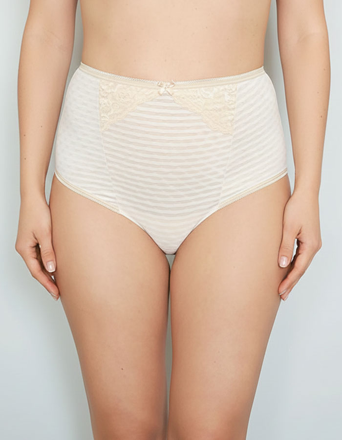 Стягащата бразилиана с висока талия е истинско бижу в света на луксозното бельо. Тя е с висока талия, което осигурява отлична подкрепа на фигурата и помага за оформянето на силуета. Изработена е изцяло от фина стягаща материя, която не запарва и осигурява комфорт през целия ден. Липсата на ластици, освен на талията, гарантира стабилност, без да създава усещане за стягане или дискомфорт.

В зоната на хигиенното парче шевовете са скрити, което не само придава елегантност, но и повишава удобството при носене. 