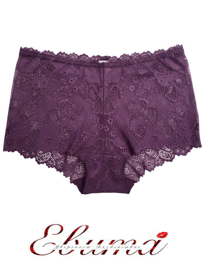 Представяме ви нашия стилен дантелен боксер – съвършен синтез между елегантност и комфорт. Изработен от подбрани дантели и меко памучно парче, този модел е създаден да удовлетвори и най-високите изисквания за удобство и стил.

Деликатната дантела придава изисканост и женственост, докато удобната кройка осигурява свобода на движенията през целия ден. Дизайнът е създаден така, че да ласкае всяка фигура, като подчертава нежността и грацията на силуета. Въпреки че дизайнът на дантелата може да се различава леко