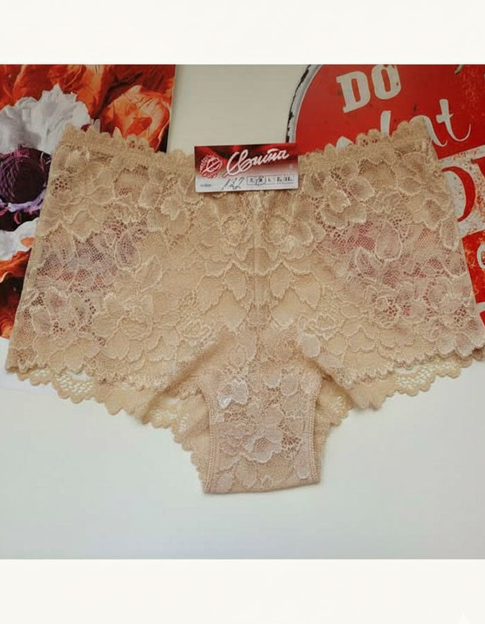 Представяме ви нашия стилен дантелен боксер – съвършен синтез между елегантност и комфорт. Изработен от подбрани дантели и меко памучно парче, този модел е създаден да удовлетвори и най-високите изисквания за удобство и стил.

Деликатната дантела придава изисканост и женственост, докато удобната кройка осигурява свобода на движенията през целия ден. Дизайнът е създаден така, че да ласкае всяка фигура, като подчертава нежността и грацията на силуета. Въпреки че дизайнът на дантелата може да се различава леко