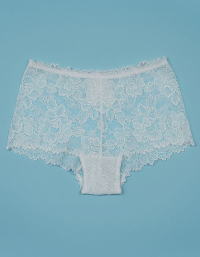 Представяме ви нашия стилен дантелен боксер – съвършен синтез между елегантност и комфорт. Изработен от подбрани дантели и меко памучно парче, този модел е създаден да удовлетвори и най-високите изисквания за удобство и стил.

Деликатната дантела придава изисканост и женственост, докато удобната кройка осигурява свобода на движенията през целия ден. Дизайнът е създаден така, че да ласкае всяка фигура, като подчертава нежността и грацията на силуета. Въпреки че дизайнът на дантелата може да се различава леко