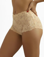 Представяме ви нашия стилен дантелен боксер – съвършен синтез между елегантност и комфорт. Изработен от подбрани дантели и меко памучно парче, този модел е създаден да удовлетвори и най-високите изисквания за удобство и стил.

Деликатната дантела придава изисканост и женственост, докато удобната кройка осигурява свобода на движенията през целия ден. Дизайнът е създаден така, че да ласкае всяка фигура, като подчертава нежността и грацията на силуета. Въпреки че дизайнът на дантелата може да се различава леко