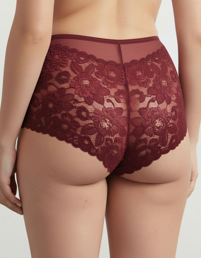 Представяме ви нашия стилен дантелен боксер – съвършен синтез между елегантност и комфорт. Изработен от подбрани дантели и меко памучно парче, този модел е създаден да удовлетвори и най-високите изисквания за удобство и стил.

Деликатната дантела придава изисканост и женственост, докато удобната кройка осигурява свобода на движенията през целия ден. Дизайнът е създаден така, че да ласкае всяка фигура, като подчертава нежността и грацията на силуета. Въпреки че дизайнът на дантелата може да се различава леко