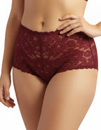 Представяме ви нашия стилен дантелен боксер – съвършен синтез между елегантност и комфорт. Изработен от подбрани дантели и меко памучно парче, този модел е създаден да удовлетвори и най-високите изисквания за удобство и стил.

Деликатната дантела придава изисканост и женственост, докато удобната кройка осигурява свобода на движенията през целия ден. Дизайнът е създаден така, че да ласкае всяка фигура, като подчертава нежността и грацията на силуета. Въпреки че дизайнът на дантелата може да се различава леко