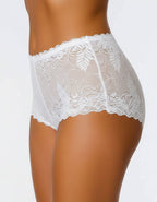 Представяме ви нашия стилен дантелен боксер – съвършен синтез между елегантност и комфорт. Изработен от подбрани дантели и меко памучно парче, този модел е създаден да удовлетвори и най-високите изисквания за удобство и стил.

Деликатната дантела придава изисканост и женственост, докато удобната кройка осигурява свобода на движенията през целия ден. Дизайнът е създаден така, че да ласкае всяка фигура, като подчертава нежността и грацията на силуета. Въпреки че дизайнът на дантелата може да се различава леко