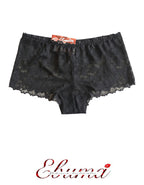 Представяме ви нашия стилен дантелен боксер – съвършен синтез между елегантност и комфорт. Изработен от подбрани дантели и меко памучно парче, този модел е създаден да удовлетвори и най-високите изисквания за удобство и стил.

Деликатната дантела придава изисканост и женственост, докато удобната кройка осигурява свобода на движенията през целия ден. Дизайнът е създаден така, че да ласкае всяка фигура, като подчертава нежността и грацията на силуета. Въпреки че дизайнът на дантелата може да се различава леко