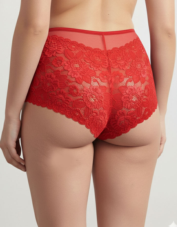 Представяме ви нашия стилен дантелен боксер – съвършен синтез между елегантност и комфорт. Изработен от подбрани дантели и меко памучно парче, този модел е създаден да удовлетвори и най-високите изисквания за удобство и стил.

Деликатната дантела придава изисканост и женственост, докато удобната кройка осигурява свобода на движенията през целия ден. Дизайнът е създаден така, че да ласкае всяка фигура, като подчертава нежността и грацията на силуета. Въпреки че дизайнът на дантелата може да се различава леко