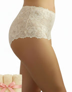 Представяме ви нашия стилен дантелен боксер – съвършен синтез между елегантност и комфорт. Изработен от подбрани дантели и меко памучно парче, този модел е създаден да удовлетвори и най-високите изисквания за удобство и стил.

Деликатната дантела придава изисканост и женственост, докато удобната кройка осигурява свобода на движенията през целия ден. Дизайнът е създаден така, че да ласкае всяка фигура, като подчертава нежността и грацията на силуета. Въпреки че дизайнът на дантелата може да се различава леко