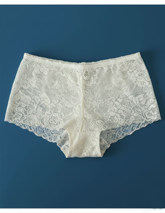 Представяме ви нашия стилен дантелен боксер – съвършен синтез между елегантност и комфорт. Изработен от подбрани дантели и меко памучно парче, този модел е създаден да удовлетвори и най-високите изисквания за удобство и стил.

Деликатната дантела придава изисканост и женственост, докато удобната кройка осигурява свобода на движенията през целия ден. Дизайнът е създаден така, че да ласкае всяка фигура, като подчертава нежността и грацията на силуета. Въпреки че дизайнът на дантелата може да се различава леко