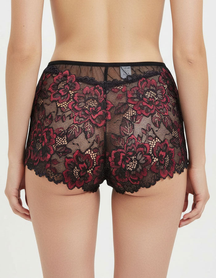 Представяме ви нашия стилен дантелен боксер – съвършен синтез между елегантност и комфорт. Изработен от подбрани дантели и меко памучно парче, този модел е създаден да удовлетвори и най-високите изисквания за удобство и стил.

Деликатната дантела придава изисканост и женственост, докато удобната кройка осигурява свобода на движенията през целия ден. Дизайнът е създаден така, че да ласкае всяка фигура, като подчертава нежността и грацията на силуета. Въпреки че дизайнът на дантелата може да се различава леко