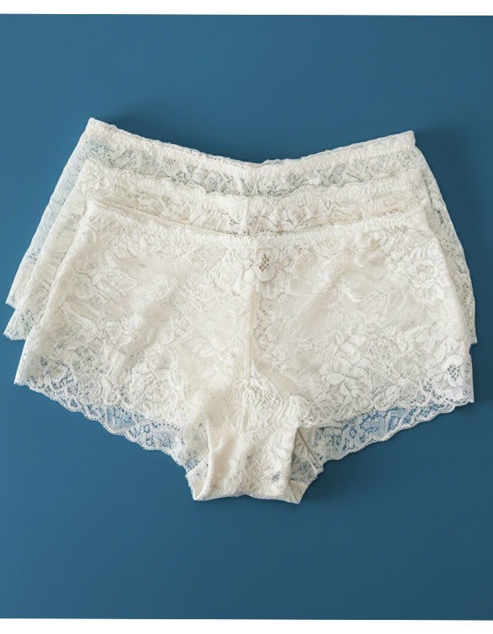 Представяме ви нашия стилен дантелен боксер – съвършен синтез между елегантност и комфорт. Изработен от подбрани дантели и меко памучно парче, този модел е създаден да удовлетвори и най-високите изисквания за удобство и стил.

Деликатната дантела придава изисканост и женственост, докато удобната кройка осигурява свобода на движенията през целия ден. Дизайнът е създаден така, че да ласкае всяка фигура, като подчертава нежността и грацията на силуета. Въпреки че дизайнът на дантелата може да се различава леко