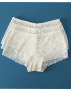 Представяме ви нашия стилен дантелен боксер – съвършен синтез между елегантност и комфорт. Изработен от подбрани дантели и меко памучно парче, този модел е създаден да удовлетвори и най-високите изисквания за удобство и стил.

Деликатната дантела придава изисканост и женственост, докато удобната кройка осигурява свобода на движенията през целия ден. Дизайнът е създаден така, че да ласкае всяка фигура, като подчертава нежността и грацията на силуета. Въпреки че дизайнът на дантелата може да се различава леко