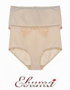 Дамски бикини с висока талия, изработени от плътен микрофибър за максимален комфорт и деликатно усещане върху кожата. Изчистеният модел се отличава с гладка задна част и широки страни, осигуряващи отлично покритие и комфорт. Памучното хигиенно парче допринася за допълнителна свежест и удобство през целия ден. Плоският ластик на крачолите и подсиленият шев на талията гарантират идеално прилягане и дълготрайност. Благодарение на оформящата и извайваща функция, този модел придава изискан силует и остава напълн