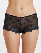 Уникален боксер/ бразилиана с ниска талия от подбрани бродерии в комбинация с тюл на задна част.
Елегантен, удобен и красив модел.
Няма съмнения за тези, които знаят, че бродерията е три пъти по-скъпа от дантелата.
Качеството на изработката е на много високо ниво, поради онагледяване на много компоненти, а именно:
-издръжливост
-устойчивост на третиране
-визия
-индивидуалност
-устойчивост на UV лъчи
Ние, екипът на Евита обичаме да използваме бродерии, защото знаем всички тези нейни качества.
Дизайнът на бро