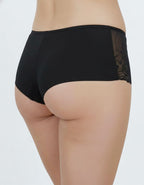 Уникален боксер/ бразилиана с ниска талия от подбрани бродерии в комбинация с тюл на задна част.
Елегантен, удобен и красив модел.
Няма съмнения за тези, които знаят, че бродерията е три пъти по-скъпа от дантелата.
Качеството на изработката е на много високо ниво, поради онагледяване на много компоненти, а именно:
-издръжливост
-устойчивост на третиране
-визия
-индивидуалност
-устойчивост на UV лъчи
Ние, екипът на Евита обичаме да използваме бродерии, защото знаем всички тези нейни качества.
Дизайнът на бро